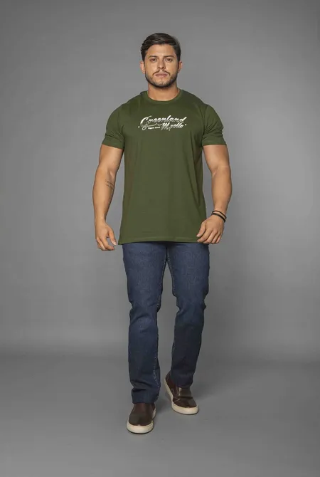 Camiseta Confort MC Regular Lettering Verde Relva Camiseta Confort MC Regular Lettering Verde Relva