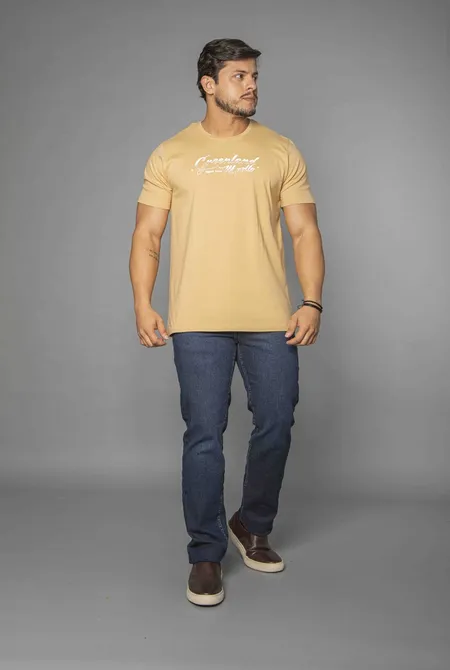 Camiseta Confort MC Regular Lettering Amarelo Falésia Camiseta Confort MC Regular Lettering Amarelo Falésia