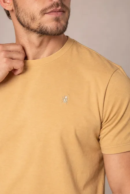 Camiseta Manga Curta Regular Gola Redonda Logo Bordada - Marrom Suave Falésia Camiseta Manga Curta Regular Gola Redonda Logo Bordada - Marrom Suave Falésia