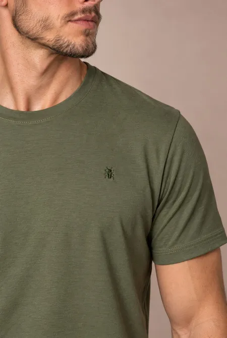 Camiseta Manga Curta Regular Gola Redonda Logo Bordada - Verde Militar Camiseta Manga Curta Regular Gola Redonda Logo Bordada - Verde Militar