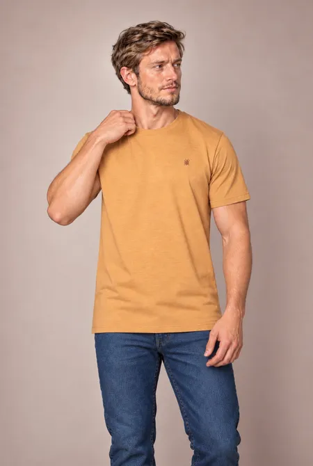 Camiseta Manga Curta Regular Gola Redonda Logo Bordada Caramelo Escuro