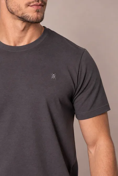 Camiseta Manga Curta Regular Gola Redonda Logo Bordada - Cinza Escuro Mineral Camiseta Manga Curta Regular Gola Redonda Logo Bordada - Cinza Escuro Mineral