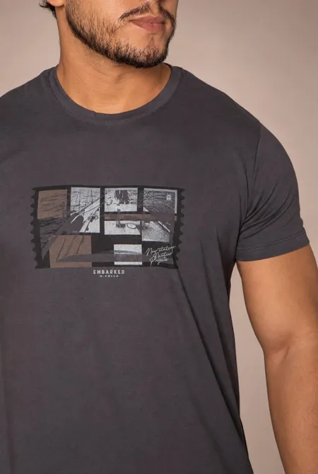 Camiseta Confort Slim Estampada Cinza Camiseta Confort Slim Estampada Cinza