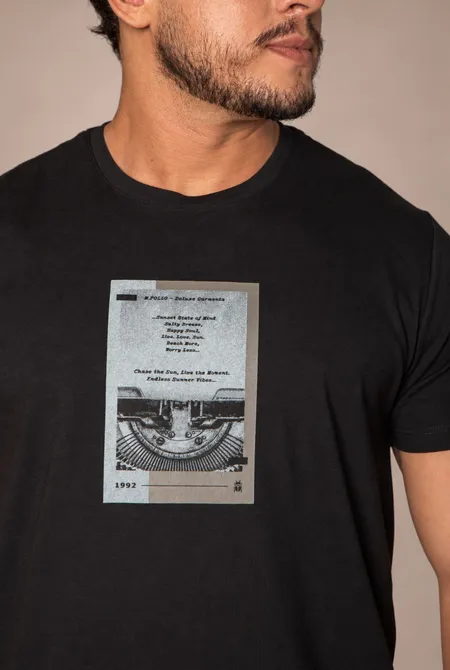 Camiseta Confort MC Slim Estampada Preta Camiseta Confort MC Slim Estampada Preta