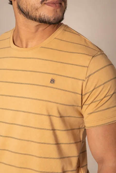 Camiseta Confort Manga Curta Slim Listrada Gola Redonda Areia Falésia Camiseta Confort Manga Curta Slim Listrada Gola Redonda Areia Falésia
