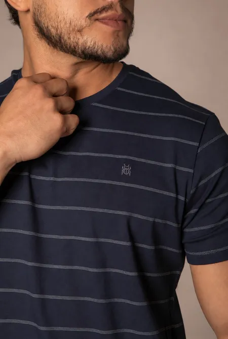 Camiseta Confort Manga Curta Slim Listrada Gola Redonda Dark-Blue Camiseta Confort Manga Curta Slim Listrada Gola Redonda Dark-Blue